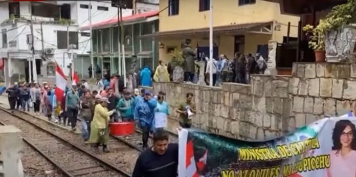 Paro en Machu Picchu Las actividades en Machu Picchu, en el sureste de Perú, están paralizadas desde el jueves en que diversos grupos vinculados al turismo local ahondaron una protesta contra el Ministerio de Cultura.