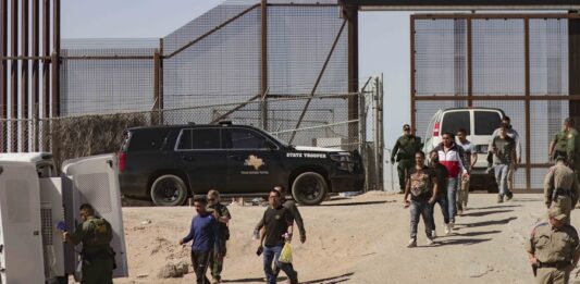 La postura actual del estado", ha añadido, "es la de prepararse para detener futuras oleadas de inmigrantes ilegales y restringir el acceso a organizaciones que perpetúan los cruces de inmigrantes ilegales.