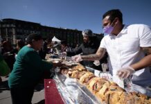 Ciudad de México parte megarrosca de Reyes con 15.000 rebanadas y reparte 250.000 libros rosca de reyes