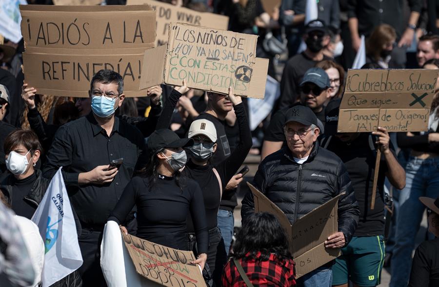 Personas se manifiestan contra la contaminaci&oacute;n de una refiner&iacute;a de Petr&oacute;leos Mexicanos (1)