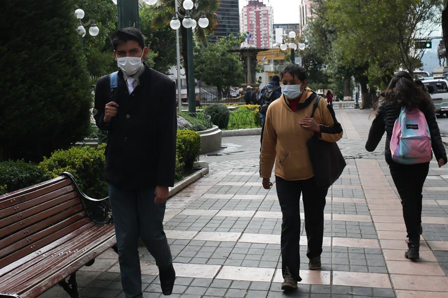 Transe&uacute;ntes utilizan mascarillas como medida preventiva ante el alza de contagios por covid-19.