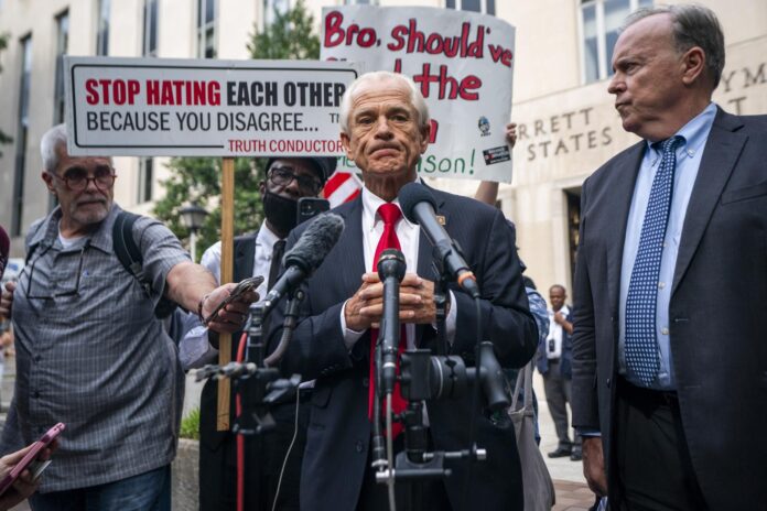 Former Trump adviser found guilty of contempt of Congress Navarro, quien asesoró a Trump sobre política económica y la gestión de la pandemia de covid-19, formó parte del equipo del expresidente que difundió falsamente que el republicano había ganado esas elecciones.