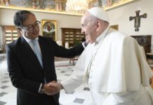 El papa Francisco estrecha la mano al presidente colombiano, Gustavo Petro, durante el encuentro en el Vaticano.