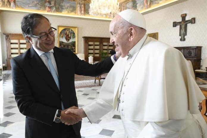 Petro y el papa El papa Francisco estrecha la mano al presidente colombiano, Gustavo Petro, durante el encuentro en el Vaticano.