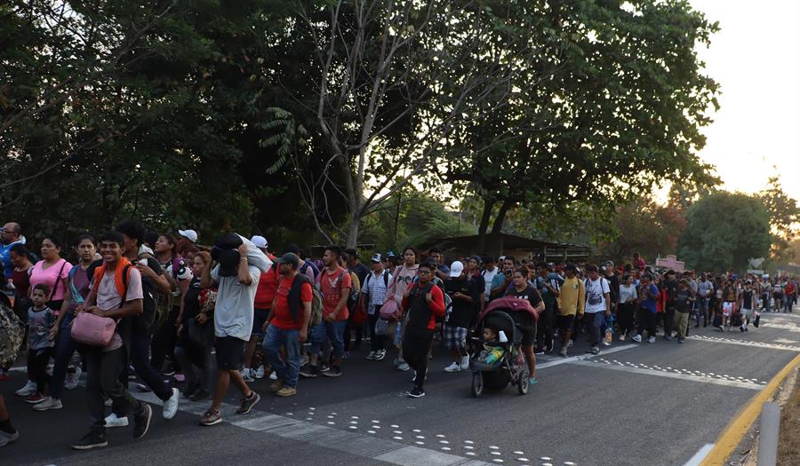 Migrantes avanzan en la caravana.