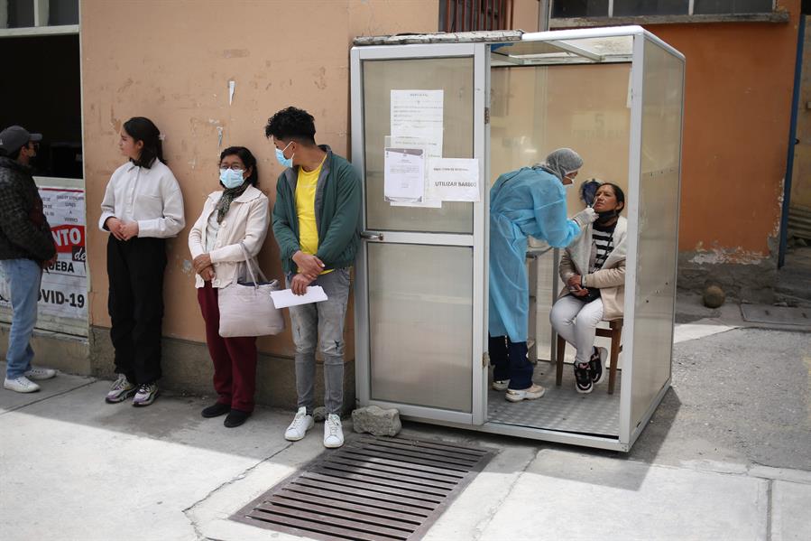 Ciudadanos asisten a realizarse pruebas de detecci&oacute;n de covid-19 el 12 de enero de 2024, en La Paz, Bolivia.