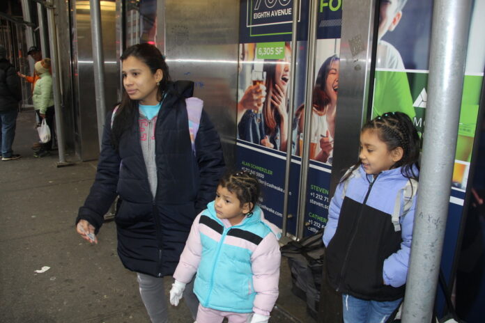 REFUGIADA DESALOJADA, CON 3 NINOS Y EMBARAZADA 1 Una inmigrante latina con tres niños y embarazada, desalojada del Hotel Row.