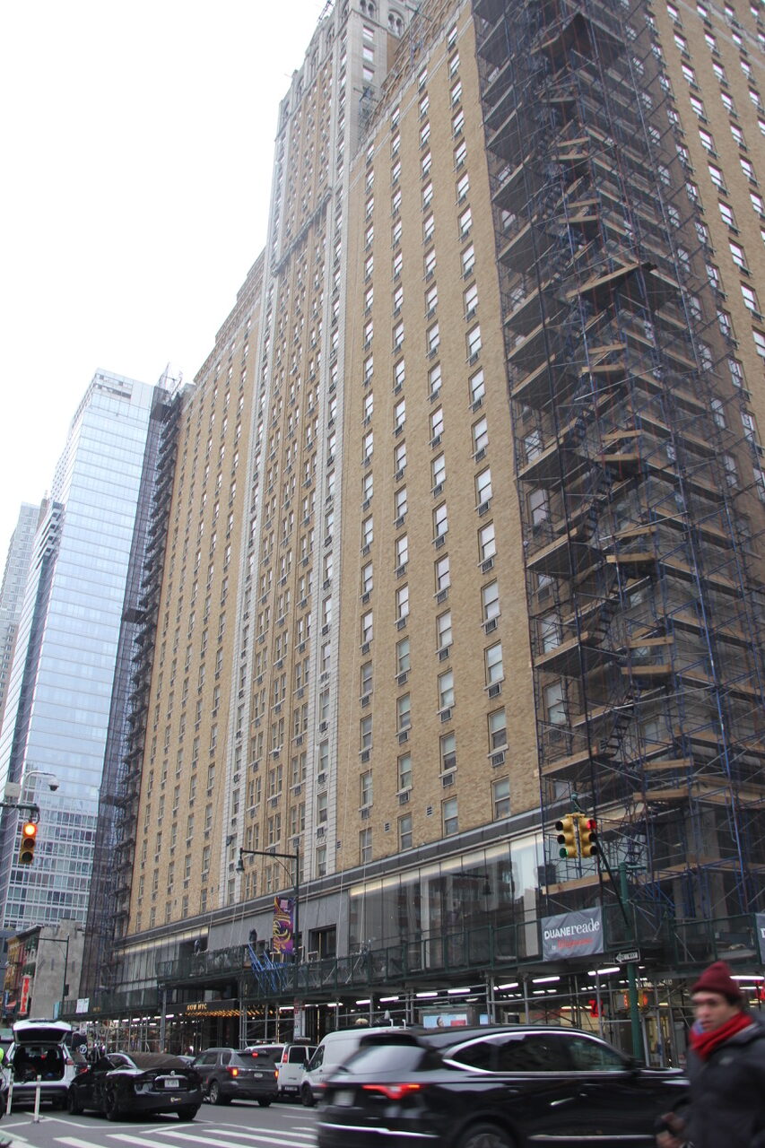 El Hotel Row, a donde acudio el contralor Lander, se encuentra a solo dos cuadras de la terminal de autobuses a donde han llegado mas de cien mil trecientos inmigrantes buscando refugio en la ciudad de Nueva York.