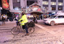 Los repartidores en bicicleta se encuentran en el ojo de la tormenta en la crisis de micromovilidad que vive la ciudad de Nueva York, sin embargo son el sector más vulnerable de una estructura amplia y compleja.