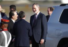 El rey Felipe VI de España conversa con el ministro guatemalteco de Relaciones Exteriores, tras aterrizar hoy en el Comando Aéreo Central de Ciudad de Guatemala.