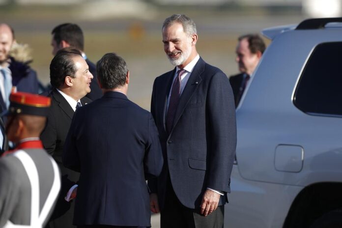 El rey Felipe VI de España conversa con el ministro guatemalteco de Relaciones Exteriores, tras aterrizar hoy en el Comando Aéreo Central de Ciudad de Guatemala.