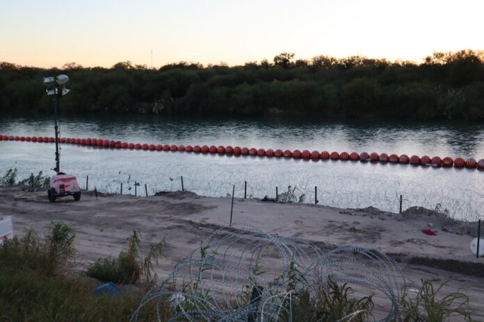 La tragedia tuvo lugar días después de que efectivos de la Guardia Nacional de Texas, enviados a Eagle Pass por órdenes del gobernador republicano, Greg Abbott, bloquearan el acceso de la Patrulla Fronteriza a una sección de 4 kilómetros de la frontera con México.