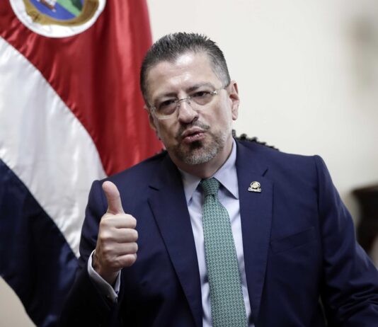 El presidente de Costa Rica asistirá a la investidura de Arévalo en Guatemala La Casa Presidencial informó que Chaves viajará este sábado a Guatemala para asistir al evento de investidura del domingo, pero no dio más detalles sobre la agenda oficial.