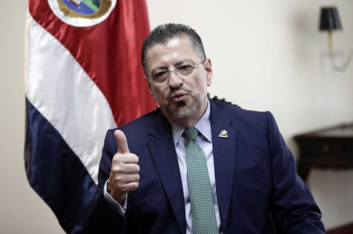 Chaves destaca economía y lamenta penetración del narcotráfico en Costa Rica La Casa Presidencial informó que Chaves viajará este sábado a Guatemala para asistir al evento de investidura del domingo, pero no dio más detalles sobre la agenda oficial.
