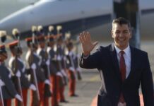 Peña arribó a la fuerza aérea, ubicada en Ciudad de Guatemala, y se convirtió en el primero de nueve jefes de Estado confirmados en arribar al país centroamericano.
