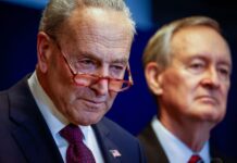 El líder de la mayoría de el Senado, el demócrata Chuck Schumer, aseguró en un discurso antes de la votación que legisladores de los dos partidos trabajaron "hasta altas horas de la noche" del miércoles para evitar el cierre administrativo.