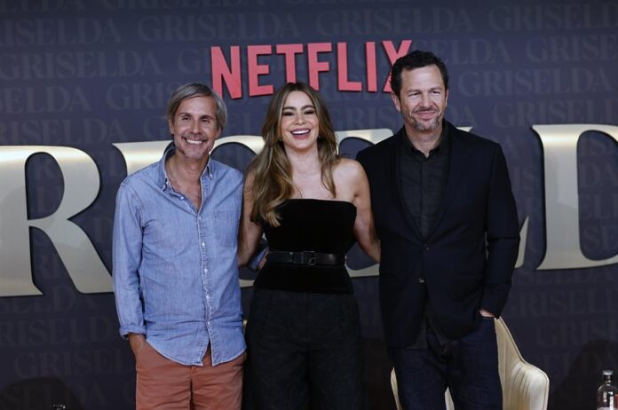 Sofía Vergara, junto al productor estadounidense Eric Newman (d) y el director colombiano Andrés Baiz Sofía Vergara,