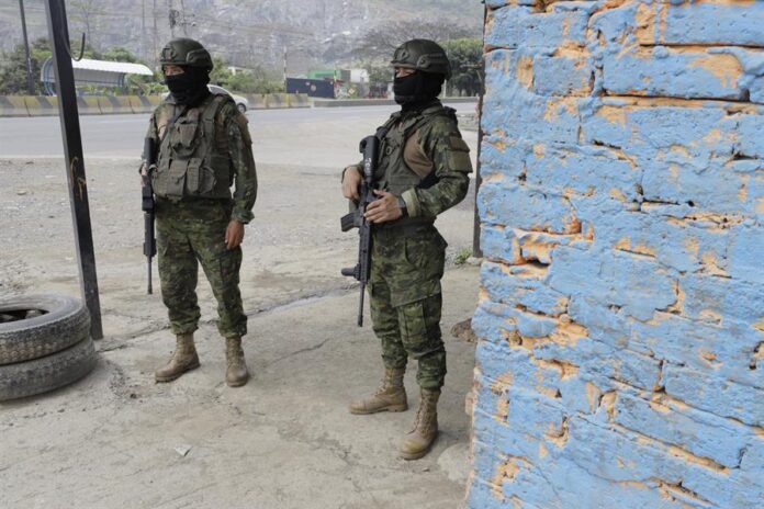 Soldados del ejército ecuatoriano