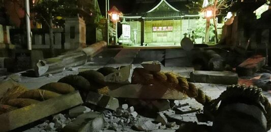 El terremoto, que se sintió incluso en Tokio, se produjo en la península de Noto a las 16.10 (7.10 GMT) e inicialmente la Agencia Meteorológica de Japón (JMA) estimó que el temblor había sido de 7,4 grados en la escala de Richter, aunque después revisó al alza la magnitud en dos décimas.