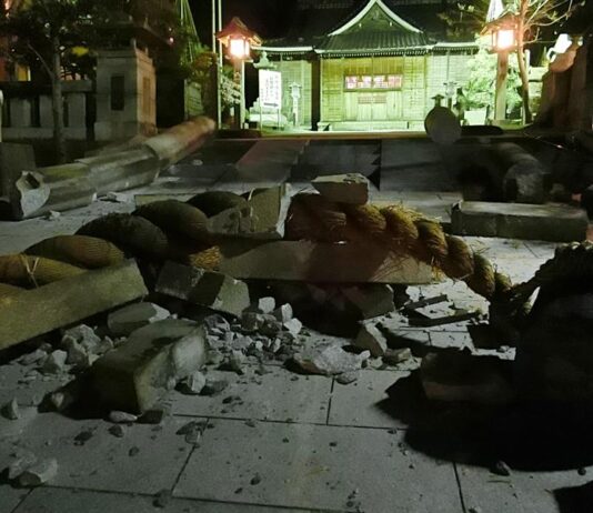 Terremoto en costa occidental japonesa deja importantes daños y activa alerta de tsunami El terremoto, que se sintió incluso en Tokio, se produjo en la península de Noto a las 16.10 (7.10 GMT) e inicialmente la Agencia Meteorológica de Japón (JMA) estimó que el temblor había sido de 7,4 grados en la escala de Richter, aunque después revisó al alza la magnitud en dos décimas.