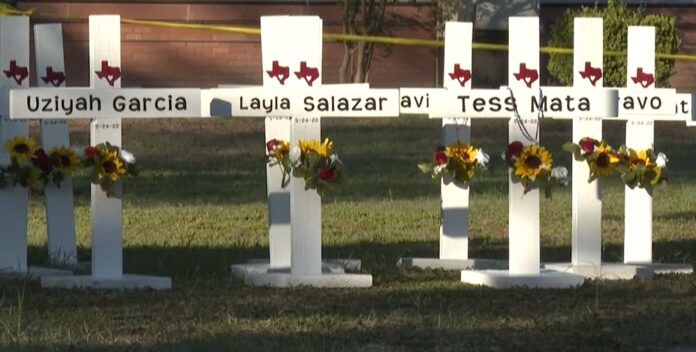 Tiroteo de Uvalde CP Se espera que el gran jurado, formado por 12 personas, dedique al menos los próximos seis meses a trabajar con los fiscales para tomar una decisión.