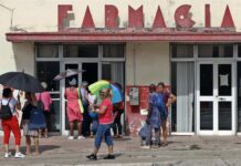 Personas esperan afuera de una farmacia en La Habana, Cuba, en busca de almohadillas femenina.