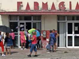 Personas esperan afuera de una farmacia en La Habana, Cuba, en busca de almohadillas femenina.