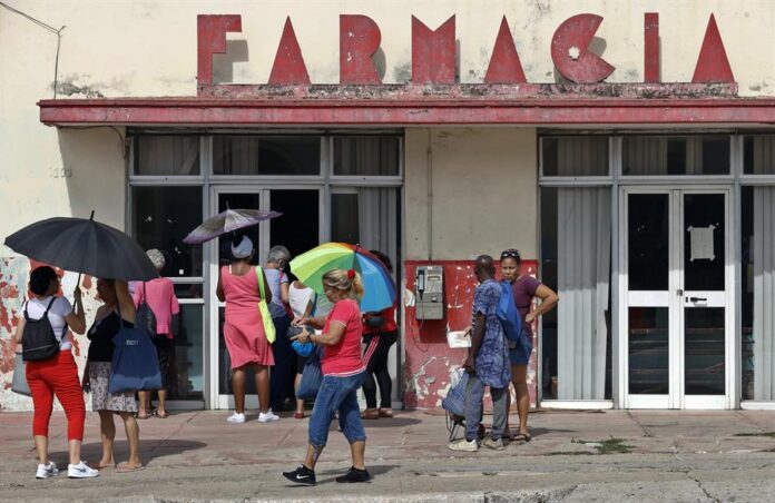 Personas esperan afuera de una farmacia en La Habana, Cuba, en busca de almohadillas femenina.