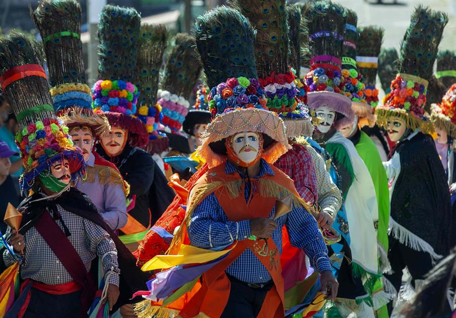 Participantes en baile del toro huaco, bailotean cargando chischiles.