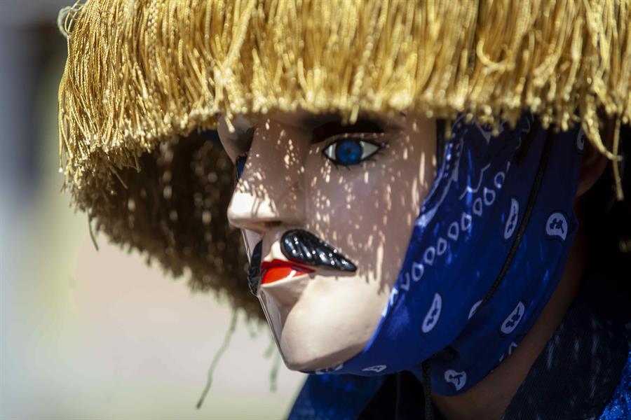 Un hombre participa del tradicional del baile del toro huaco.