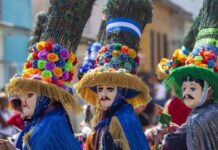 El Toro Huaco o la antigua danza rebelde y de fe que resiste en Nicaragua Varios hombres participan del tradicional del baile del toro huaco hoy, durante la tradicional procesión del Tope de los Santos en el municipio de Diriamba, Nicaragua.
