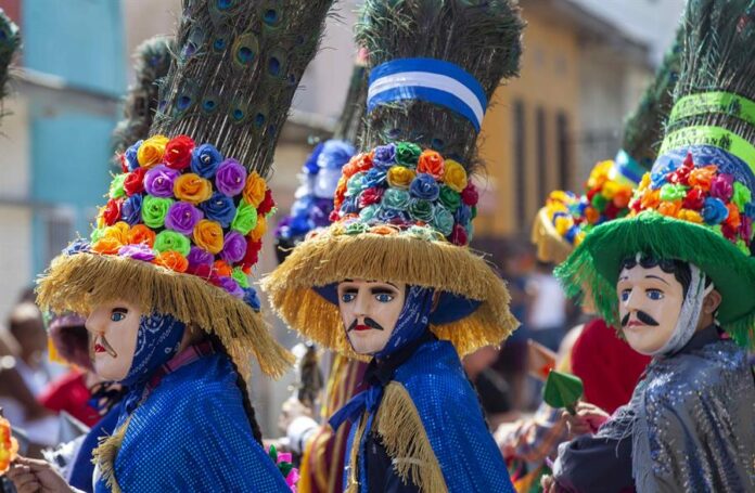 Toro Huaco Varios hombres participan del tradicional del baile del toro huaco hoy, durante la tradicional procesión del Tope de los Santos en el municipio de Diriamba, Nicaragua.