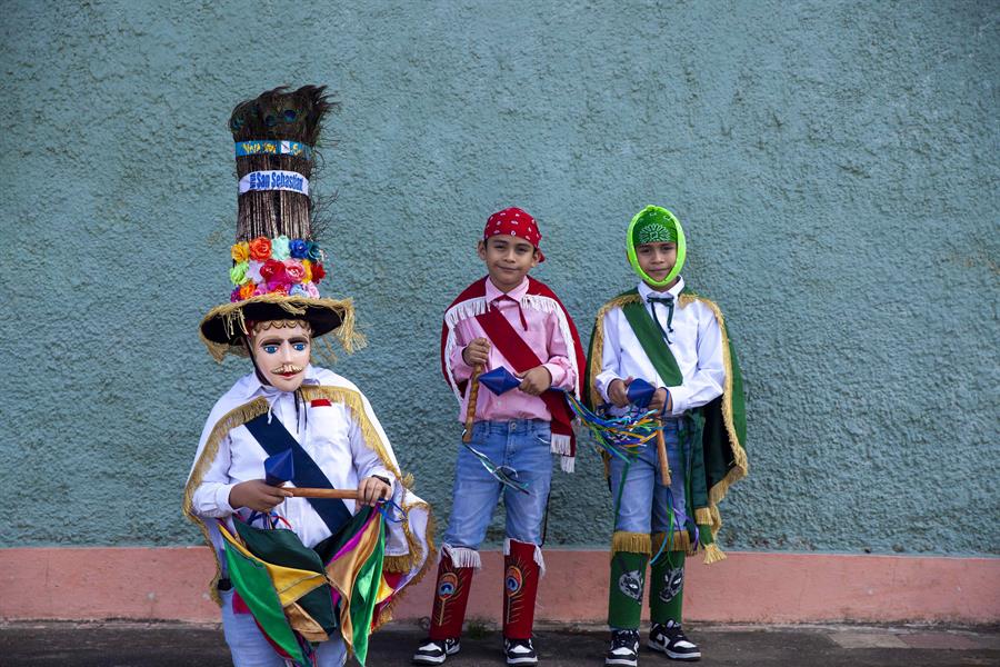Tres niños con el atuendo tradicional del baile del toro huaco.