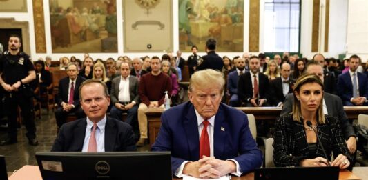 Trump abandonó este viernes la audiencia donde se están desarrollando los alegatos finales de las partes y escribió en su red Truth Social para quejarse porque el juez Lewis Kaplan se había negado a admitir en el juicio numerosas cosas que lo “exoneran por completo".