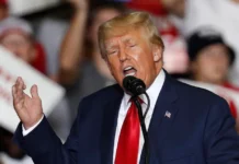 Donald Trump, quien llegó a Iowa el sábado por la noche, ha delegado en su hijo, Donald Trump Jr. la difusión de su mensaje este lunes.