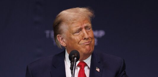 Trump, que ayer se hizo con su primera victoria preelectoral tras arrasar con más del 50 % de los votos en los caucus de Iowa, asistió hoy al tribunal federal de Manhattan vestido con su 'uniforme', un traje negro y una corbata roja.