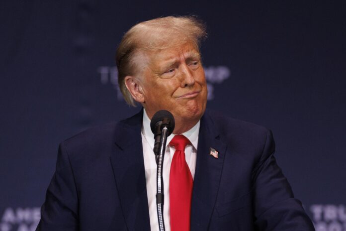Trump, que ayer se hizo con su primera victoria preelectoral tras arrasar con más del 50 % de los votos en los caucus de Iowa, asistió hoy al tribunal federal de Manhattan vestido con su 'uniforme', un traje negro y una corbata roja.