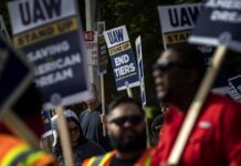 Los trabajadores de Mercedes-Benz inician el proceso para sindicarse La planta de montaje de Mercedes-Benz en Tuscaloosa, en el estado de Alabama, emplea unas 6.300 personas y tiene una producción anual de alrededor de 260.000 vehículos.