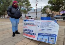 La maquila de México reporta un freno del 'nearshoring' con cinco meses de caída de empleo Una persona coloca un módulo de ofertas de empleo, el 26 de enero de 2024 en Ciudad Juárez (1)