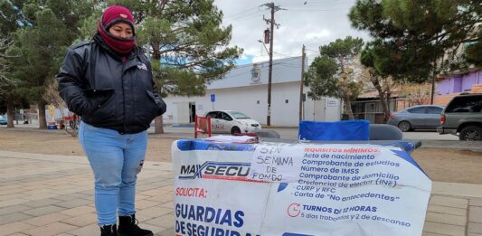 Una persona coloca un módulo de ofertas de empleo, el 26 de enero de 2024 en Ciudad Juárez (1)