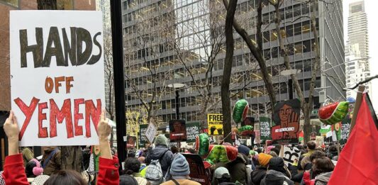 Una persona sostiene hoy una pancarta de apoyo a Yemen