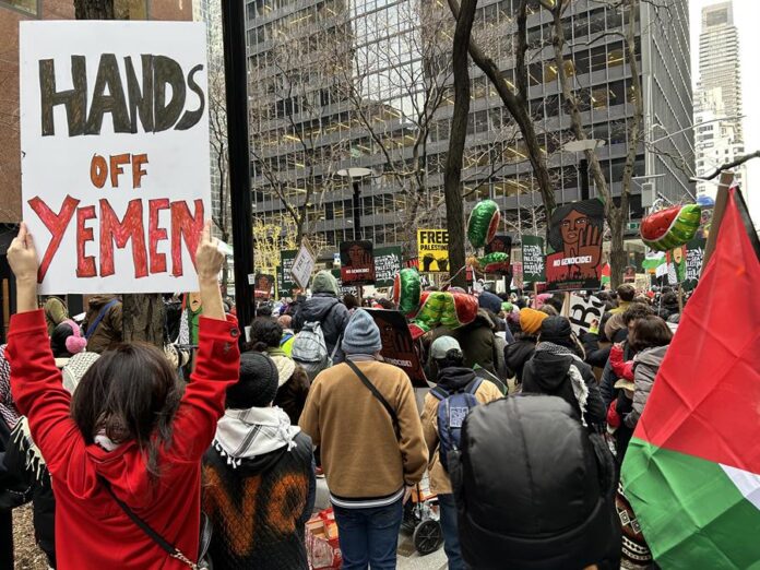 Una persona sostiene hoy una pancarta de apoyo a Yemen
