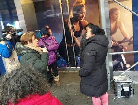 Inmigrantes que buscan refugio en la ciudad de Nueva York, fueron desalojados de los albergues en hoteles. La mayoría se dirigirán al Hotel Roosevelt, que sirve como centro de despacho para otros albergues.