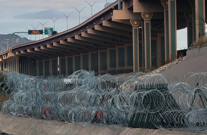 Vista de barricadas de alambre de púas (3)