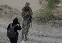 El alambre de púas instalado por Texas en la frontera es parte de una serie de medidas contra la inmigración ilegal del gobernador texano, Greg Abbott.