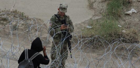 El alambre de púas instalado por Texas en la frontera es parte de una serie de medidas contra la inmigración ilegal del gobernador texano, Greg Abbott.