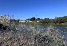 Alambre de púas que las autoridades de Texas colocaron en la frontera con México para frenar a los migrantes.