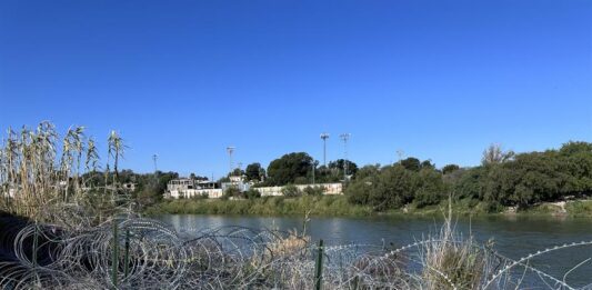 Alambre de púas que las autoridades de Texas colocaron en la frontera con México para frenar a los migrantes.