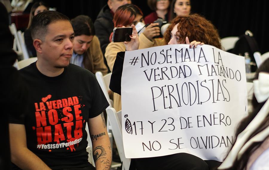 carteles y retratos del fotoperiodista asesinado Margarito Martínez durante una manifestación (2)
