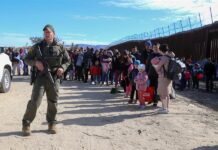 grupo de inmigrantes en la frontera